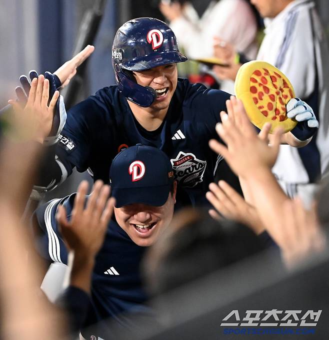 28일 수원KT위즈파크에서 열린 두산과 KT의 경기, 7회초 두산 김재환이 양의지에 이어 솔로홈런을 치고 기쁨을 나누고 있다. 수원=허상욱 기자wook@sportschosun.com/2025.05.28/