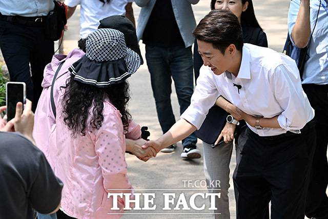 여의도 공원 찾아 직장인들과 시민들 만난 이 후보(오른쪽).