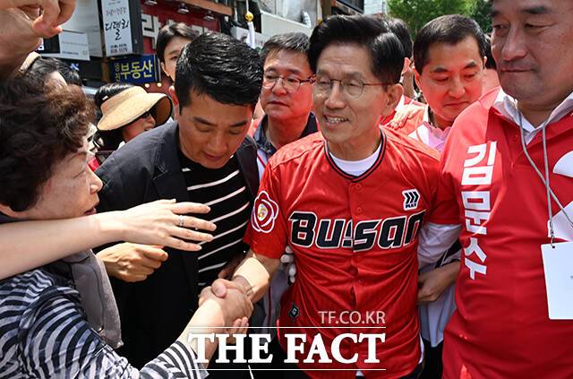 김문수 국민의힘 대선 후보가 29일 친윤(친윤석열)계 윤상현 의원이 공동선거대책위원장으로 임명된 것과 관련해 "제가 직접 한 게 아니다"라며 "당내에서 인천 지역구를 선거 지휘할 사람이 없다고 해 윤 의원을 지명한 것 같다"고 밝혔다. /부산=남윤호 기자