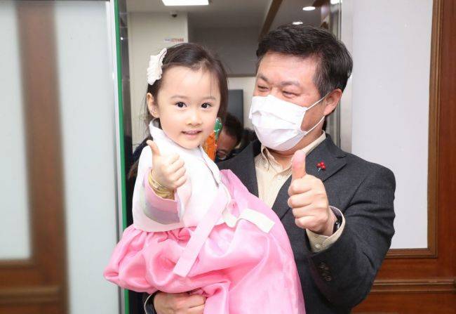 전북 정읍시보건소가 관내 의료급여 수급권자를 대상으로 영유아 건강검진 비용을 연중 무료로 지원한다. 정읍시 제공