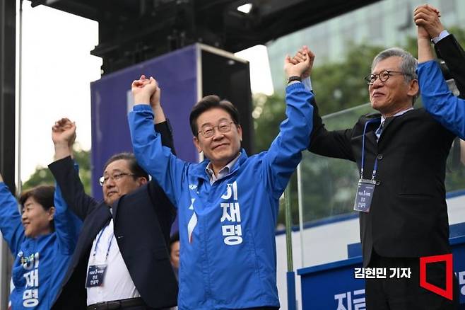 이재명 더불어민주당 대선 후보가 28일 서울 광진구 어린이대공원 정문 앞에서 열린 유세에서 유홍준 교수 등과 함께 인사하고 있다. 2025.5.28 김현민 기자