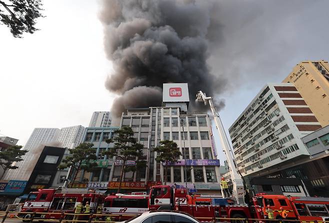 28일 오후 서울 중구 을지로 세운대림상가 인근의 한 건물에서 화재가 발생해 소방대원들이 화재 진압을 하고 있다./뉴시스