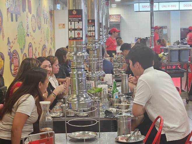 지난 19일 필리핀 전역에 70여 개 점포를 갖춘 한식 프랜차이즈 식당 '삼겹살라맛'의 저녁 자리. 상추쌈에 삽겹살, 그리고 소주가 놓여있다./연지연 기자