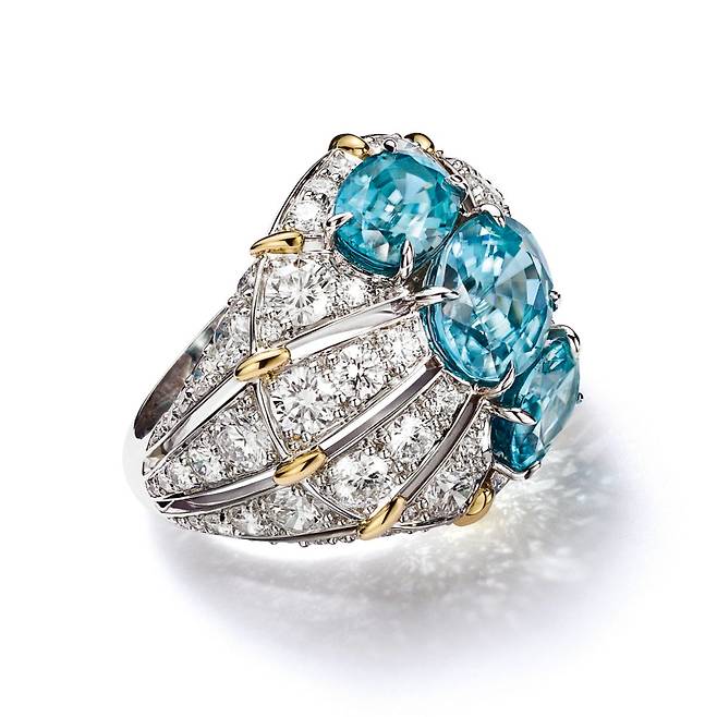 라운드 브릴리언트 컷 다이아몬드를 세팅한 해마 블루 지르콘 링.