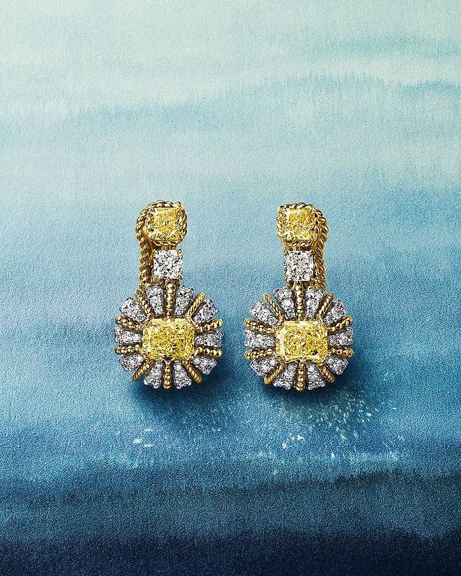 스퀘어 모디파이드 옐로 다이아몬드가 특징인 성게 펜시 인텐스 옐로 다이아몬드 이어링.