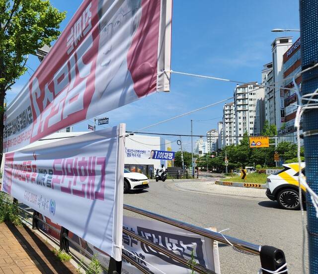 지난 26일 부산 강서구 명지동 사거리에 각 후보들 펼침막이 걸려 있다.