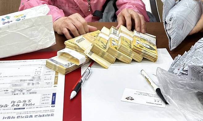 경희대는 지난 27일 90대 어르신이 경희대 본관 대외협력처를 직접 찾아 5천만원을 장학기금으로 기부했다고 밝혔다. 경희대 제공