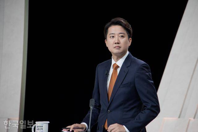 27일 서울 상암 MBC스튜디오에서 열린 21대 대선후보 3차 토론회에서 이준석 개혁신당 대선 후보가 발언을 준비하고 있다. 국회사진기자단