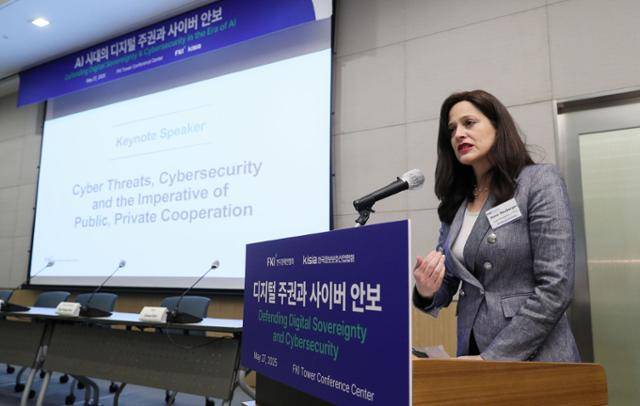 앤 뉴버거 스탠퍼드대학교 교수(전 백악관 국가안보위원회 부보좌관)가 27일 서울 여의도 FKI타워 콘퍼런스센터에서 열린 'AI 시대의 디지털 주권과 사이버 안보' 세미나에서 주제발표를 하고 있다. 한국경제인협회 제공
