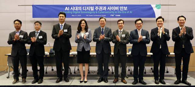 김창범(왼쪽 다섯 번째) 한경협 부회장과 미국 백악관 국가안보회의(NSC) 사이버·신기술 담당 국가안보 부보좌관을 지낸 앤 뉴버거(왼쪽 네 번쨰) 스탠퍼드대 교수 등이 27일 서울 여의도 FKI타워에서 한국경제인협회와 한국정보보호산업협회 주최로 열린 인공지능(AI) 시대의 디지털 주권과 사이버 안보에서 기념촬영 하고 있다. 뉴스1