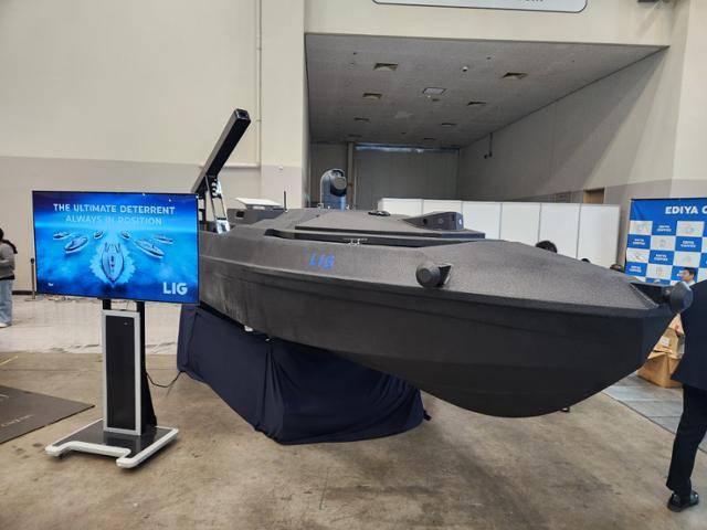 LIG넥스원이 28일 부산 벡스코에서 열린 국제해양방산전시회에 전시한 LIG넥스원의 자폭용 무인수상정. 3차원(3D) 프린팅 기법으로 제작됐다. LIG넥스원 제공