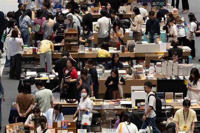 '2024 서울국제도서전'이 열린 서울 강남구 코엑스가 지난해 6월 관람객으로 붐비고 있다. 연합뉴스