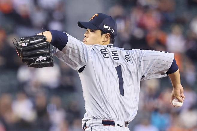 <yonhap photo-5285=""> 전 시즌 부상 딛고 선발 등판한 문동주 (서울=연합뉴스) 서대연 기자 = 27일 서울 잠실야구장에서 열린 프로야구 2025 신한 SOL 뱅크 KBO리그 한화 이글스와 LG 트윈스의 경기. 1회말 한화 선발투수 문동주가 역투하고 있다. 문동주는 지난 9월 어깨 통증으로 시즌을 일찍 마무리했다. 2025.3.27 dwise@yna.co.kr/2025-03-27 19:00:11/ <저작권자 ⓒ 1980-2025 ㈜연합뉴스. 무단 전재 재배포 금지, AI 학습 및 활용 금지></yonhap>