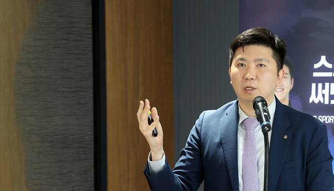 '일간스포츠(IS) 스포츠 마케팅 써밋 아카데미(Sports Marketing Summit Academy·SMSA)'이 23일 서울 중구 KG타워에서 열렸다. 유승민 대한체육회장이 '대한민국 체육인으로 산다는것' 주제로 강의 하고있다.정시종 기자 capa@edaily.co.kr