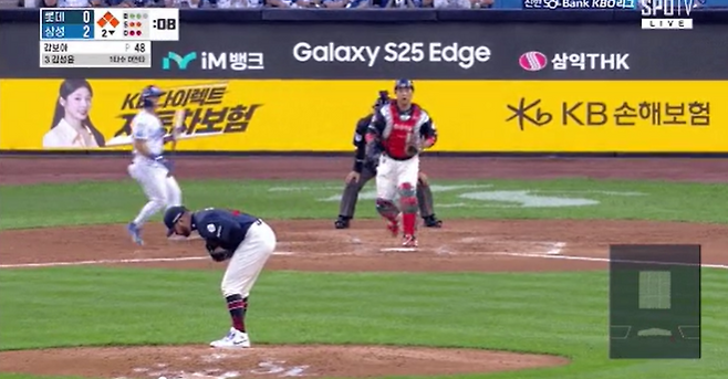 27일 대구 삼성전에서 1루쪽으로 허리를 숙이다가 홈스틸을 허용하는 롯데 감보아. SPOTV/티빙 중계화면 캡쳐
