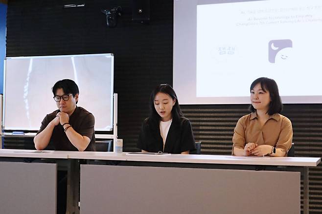 창구 프로그램 7기 미디어 라운드테이블에서 패널토크를 진행하였다. 왼쪽부터 김준배 아이클로 대표, 권서현 무니스 대표, 김정은 잼잼테라퓨틱스 대표 / 출처=IT동아