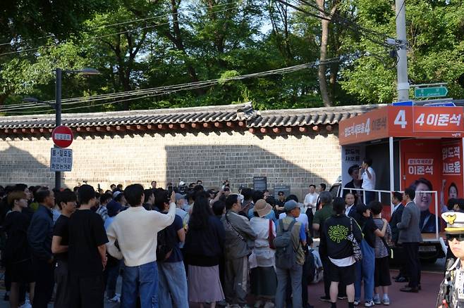 이준석 후보가 25일 서울 종묘 서쪽 서순라길에서 유세하고 있다. (개혁신당)