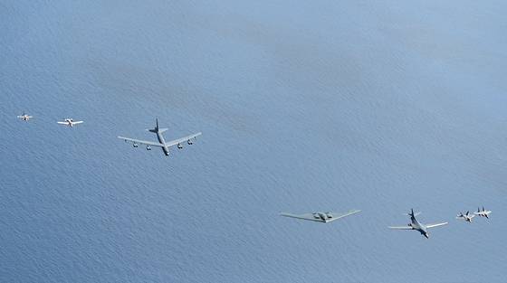 24일(현지시간) 미국 플로리다주 마이애미비치에서 열린 '현대 에어 앤 시 쇼'에서 미 공군의 F-16, A-10, B-52, B-2, B-1, F-15, F-22 편대(왼쪽부터)가 비행하고 있다. 미 공군