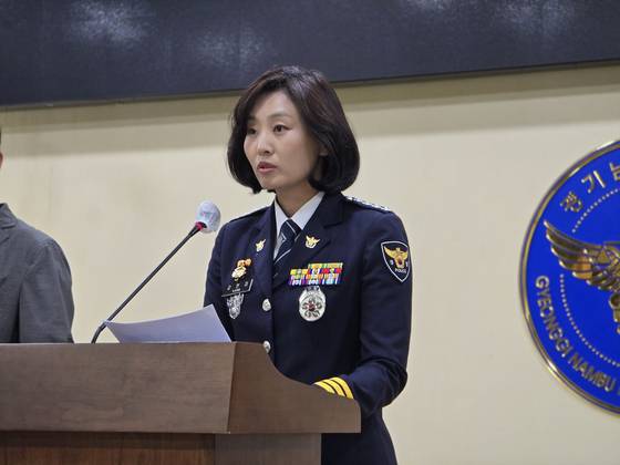 강은미 화성동탄경찰서장(총경)이 28일 동탄 납치살해 사건 브리핑을 열고 유족과 국민에게 사과했다. 강 서장은 ″발생 직후 경찰서 자체적으로 조치 과정 적정성을 살펴본 결과 가해자에 대한 처벌과 피해자 보호에 대한 적절한 조치가 이뤄지지 않은 점에 책임을 통감한다″고 말했다. 손성배 기자