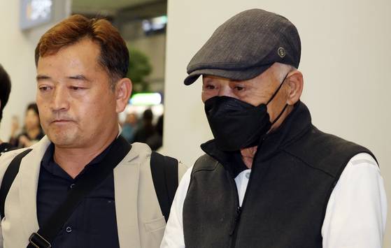 허재호(오른쪽) 대주그룹 전 회장이 지난 27일 오후 뉴질랜드에서 구인돼 인천공항으로 송환되고 있다. 허 전 회장은 특정범죄 가중처벌 등에 관한 법률 위반(조세) 혐의로 기소됐다. 뉴스1