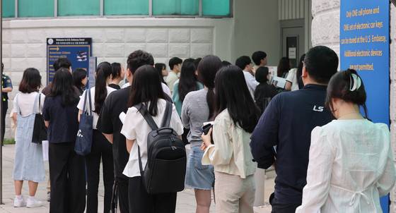 미 유학생 비자 인터뷰 잠정중단 조치가 발표된 가운데 28일 서울 종로구 주한미국대사관 앞에 시민들이 미국 비자심사를 받기 위해 줄지어 서 있다. 뉴스1