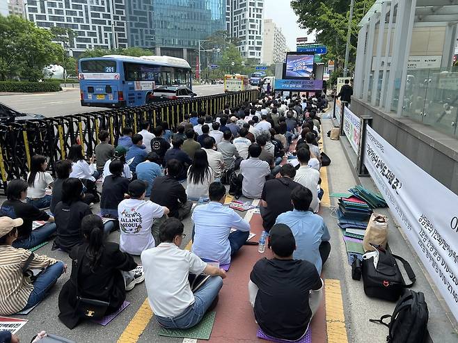 전국언론노조 YTN지부는 하루 전면파업에 돌입하며 28일 오후 서울 영등포구 유진그룹 본사 앞에서 결의대회를 열었다. 사진은 이날 결의대회에 참석한 YTN 조합원 200여명 모습. /한국기자협회
