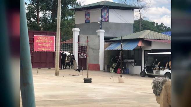 박 씨가 갇혀 있던 미얀마 미야와디의 중국계 사기 범죄 조직 단지. 철문으로 된 입구는 경비원으로 보이는 조직원들이 배치돼 있다.