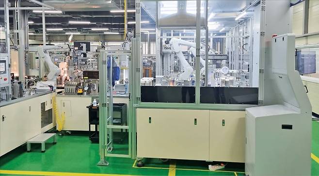 부산 강서구 미음산단에 있는 파나시아의 UV램프 제조라인. AI가 이 공정 전체를 관리하고 있다. /민건태 기자