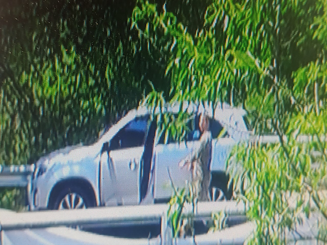 경북 성주군 초전면 소성리에서 지난달 28일 외국인으로 추정되는 인물이 군복으로 보이는 옷을 입고 사드 반대 펼침막 여러 개를 뜯어가고 있다. 사드철회평화회의 제공