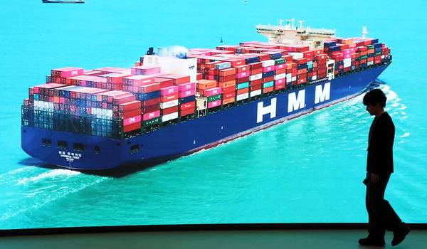 서울 HMM 본사 앞으로 시민이 지나가고 있다. 국제신문 DB