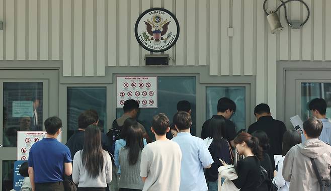 People seeking to apply for visas to the United States line up outside the US Embassy in South Korea in central Seoul, in this photo taken Wednesday. (Yonhap)