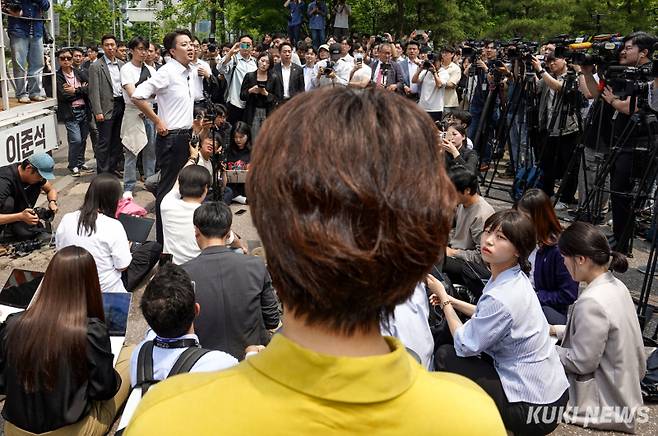 한 시민이 28일 서울 영등포구 여의도공원에서 유세하는 이준혁 개혁신당 대선 후보를 향해 전날 대선 토론 발언을 언급하며 항의하고 있다.