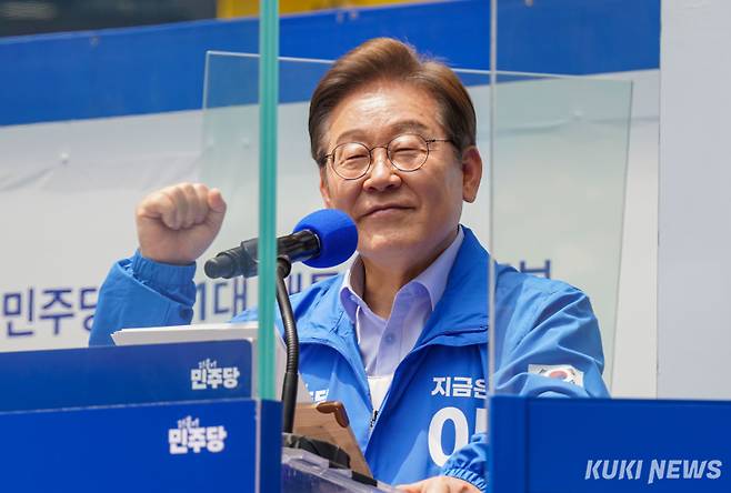 이재명 더불어민주당 대선 후보가 지난 21일 인천 남동구 구월 로데오광장에서 열린 집중유세에 참석해 발언하고 있다. 유희태 기자