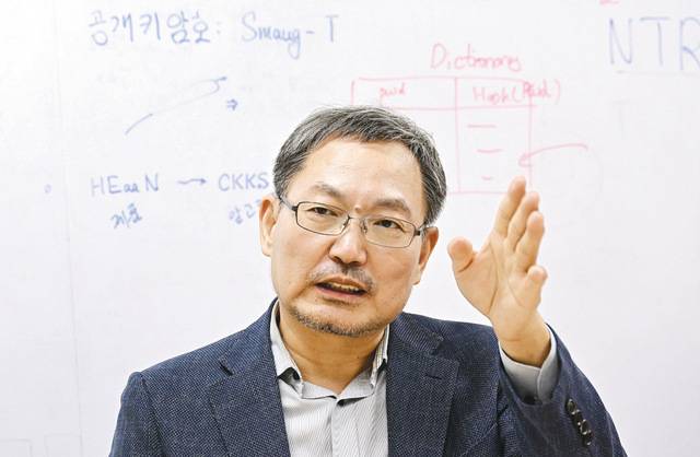 천정희 서울대 수리과학부 교수(크립토랩 대표)가 22일 서울대 연구실에서 국민일보와 만나 자신이 개발한 동형암호 기술 ‘혜안’을 설명하고 있다. 천 교수는 “10년 뒤에는 동형암호가 암호화의 기본 방식이 되는 미래가 올 수 있다”며 “그때 서울이 동형암호 기술의 중심지로 자리매김할 수 있도록 노력하겠다”고 말했다. 김지훈 기자