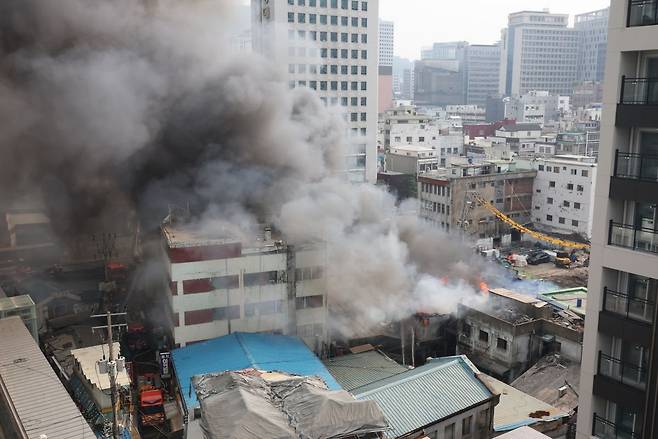 28일 서울 을지로3가역 인근 건물에서 화재가 발생해 불길과 함께 연기가 피어오르고 있다. 연합뉴스