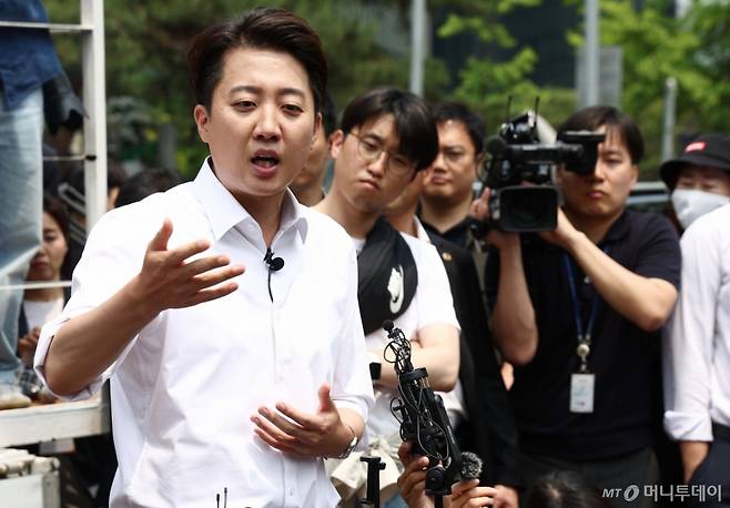 (서울=뉴스1) 김민지 기자 = 이준석 개혁신당 대통령 후보가 28일 서울 영등포구 여의도공원에서 유세를 마치고 취재진 질의에 답변하고 있다. 2025.5.28/뉴스1 Copyright (C) 뉴스1. All rights reserved. 무단 전재 및 재배포, AI학습 이용 금지. /사진=(서울=뉴스1) 김민지 기자