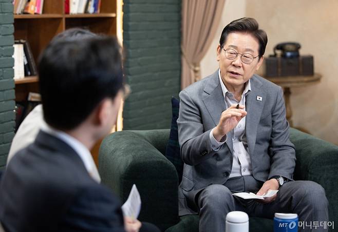 (서울=뉴스1) 이재명 기자 = 이재명 더불어민주당 대통령 후보가 28일 오후 서울 강남구의 한 스튜디오에서 열린 '1400만 개미와 한배 탔어요' 유튜브 라이브에서 발언을 하고 있다. 2025.5.28/뉴스1 Copyright (C) 뉴스1. All rights reserved. 무단 전재 및 재배포, AI학습 이용 금지. /사진=(서울=뉴스1) 이재명 기자