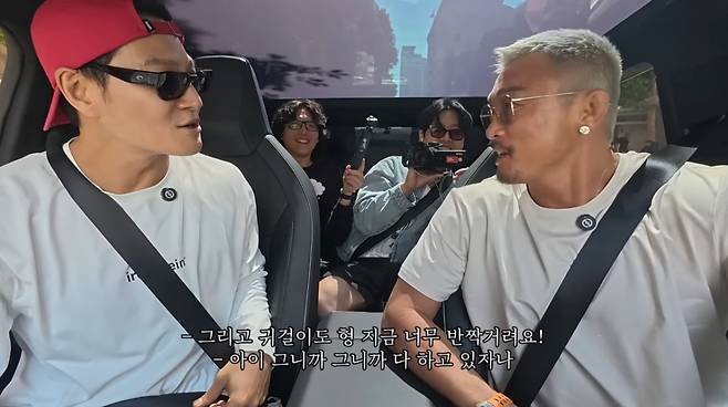 김종국이 로스앤젤레스(LA)에서 추성훈이 착용한 8000만원짜리 다이아몬드 귀걸이를 보고 걱정하고 있다. /사진=유튜브 갈무리