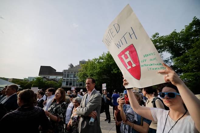 하버드대학교가 데이터 조작 의혹을 받은 교수의 종신 교수직을 80년 만에 처음으로 박탈했다. 사진은 지난 27일(현지시각) 미국 매사추세츠주 케임브리지에 위치한 하버드 대학교에서 열린 집회 참가자가 피켓을 들고 있는 모습. /사진=로이터