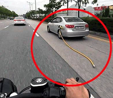 대전 한 도로에서 주유건을 꽂은 채 도로를 달리는 차량. 뉴시스, 인스타그램 갈무리