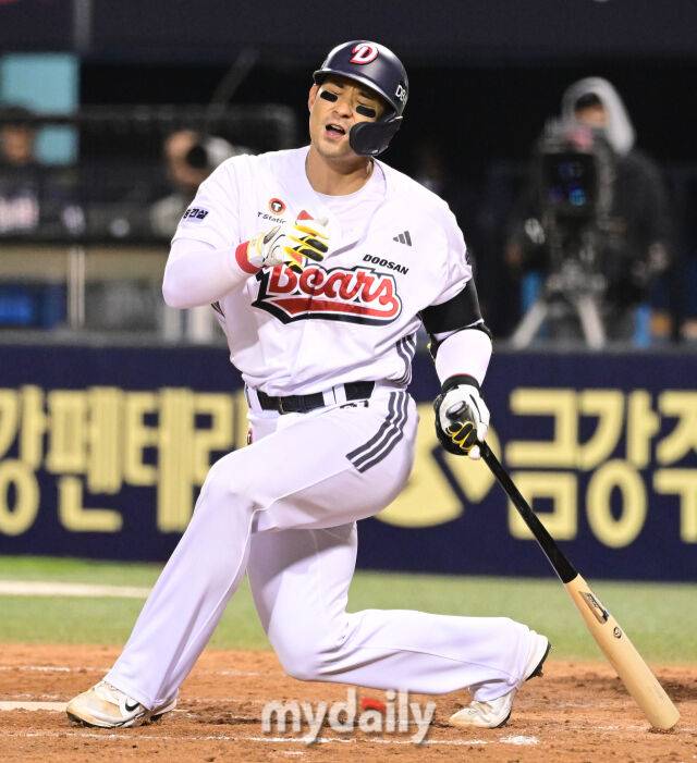 2025년 4월 25일 오후 서울 잠실구장에 진행된 '2025 신한 SOL뱅크 KBO 리그' 롯데 자이언츠와 두산 베어스의 경기. 두산 강승호가 4회말 2사 1.3루서 삼진을 당하고 있다./마이데일리