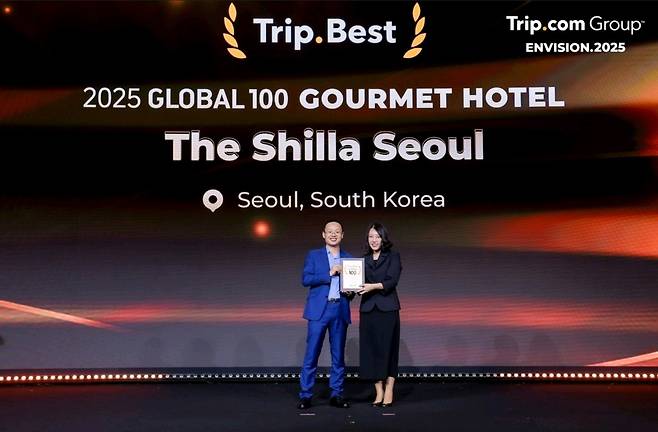 서울신라호텔 관계자가 ‘2025 트립.베스트 글로벌 100 고메 호텔’ 상을 받고 있다.