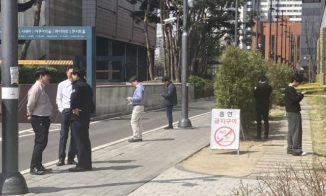 회사 근처에서 담배를 피우는 직장인들. 손인규 기자