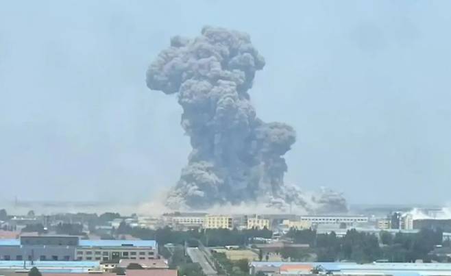 중국 동부 산둥성의 한 화학공장에서 발생한 폭발 사고 현장. 웨이보 캡처