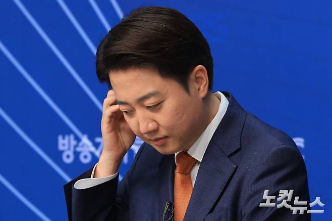 개혁신당 이준석 대선 후보가 26일 서울 양천구 한국방송회관에서 열린 한국방송기자클럽 초청 토론회에서 방송 시작을 기다리고 있다. 윤창원 기자