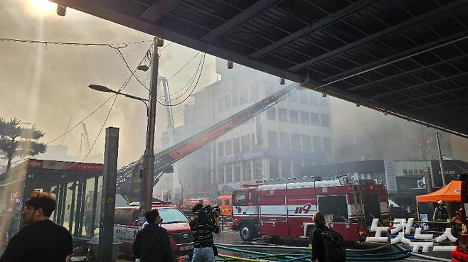 28일 오후 3시 25분쯤 서울 중구 을지로의 한 건물에서 원인 미상의 화재가 발생했다. 나채영 기자