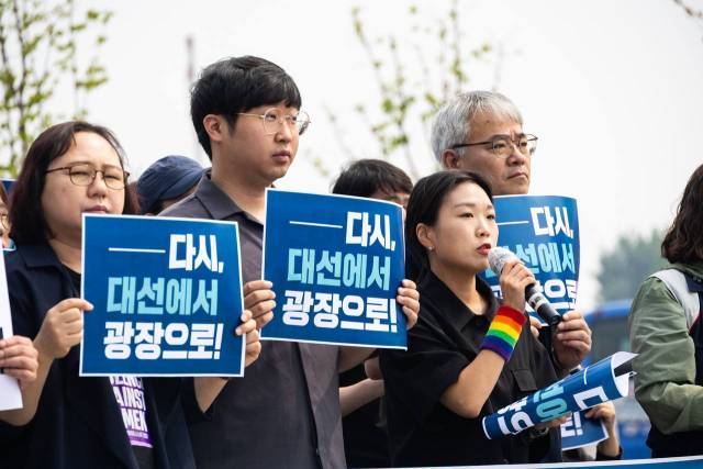 ▲너머서울 등이 28일 오전 서울 광화문광장에서 개최한 '광장을 지우지마라! 다시, 대선에서 광장으로!' 기자회견에서 장예정 차별금지법제정연대 공동집행위원장이 발언하고 있다. ⓒ노동과세계