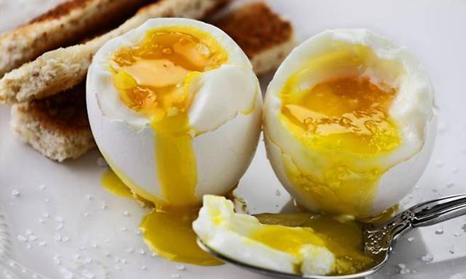 달걀은 반숙 보단 노른자와 흰자가 모두 단단한 완숙이 될 때까지 익혀 먹는 게 안전하다. 게티이미지뱅크