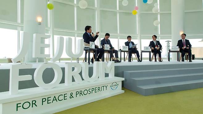 28일 제주국제컨벤션센터에서 제20회 제주포럼 ‘글로벌 면세 시장의 변화와 제주 면세산업 경쟁력 제고’ 세션이 열리고 있다. JDC 제공