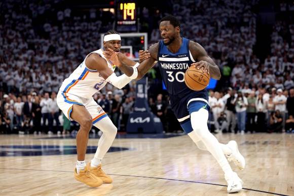 오클라호마시티 선더 샤이 길저스알렉산더가 27일(한국시간) 미국 미네소타주 미니애폴리스의 타깃 센터에서 열린 2024~25 NBA 서부 콘퍼런스 결승 4차전 미네소타와의 팀버울브스와의 원정 경기에서 줄리어스 랜들을 막고 있다. AFP 연합뉴스
